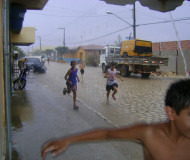 DIAS DE CHUVA E OS VELHOS BANHO DE BICA CHUTANDO AS POÇAS D´ÁGUA