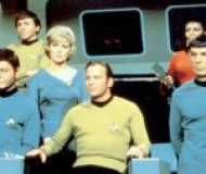 Seriados – “Jornada nas Estrelas” – Sob o comandado do capitão Kirk, deparavam-se com várias espécies alienígenas. O mais famoso entre eles, com aquelas orelhas, era o Spock.