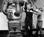 Perdidos no Espaço – Aqui Will Robson, Dr. Smith e o robô. O Dr. Smith o chamava de “lata de sardinha enferrujada”. E quando ele falava: “Perigo, perigo, não tenho registro..” Era bronca pela frente